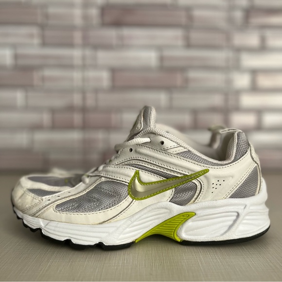 Nike running shoes. Used, good condition. Please see photos. Size 7.5 - Picture 6 of 7